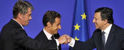 El presidente ucranio, Víktor Yúshenko (izquierda), saluda en París al presidente de la Comisión Europea, José Manuel Durão Barroso, ante el francés Nicolas Sarkozy.