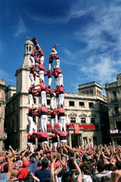 El <i>nou de vuit</i> elevado ayer en la plaza de Reus.