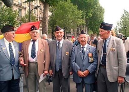 Cinco de los combatientes que integraron la compañía <i>La Nueve,</i> ayer durante el homenaje que recibieron en París.