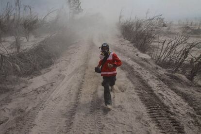 Un miembro del cuerpo de rescate que ha actuado en la zona afectada por la erupción del volcán Monte Sinabung, en Sumatra.