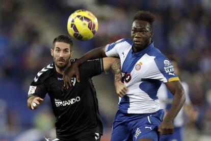 Caicedo disputa el balón con Lillo, en el partido Espanyol-Eibar.