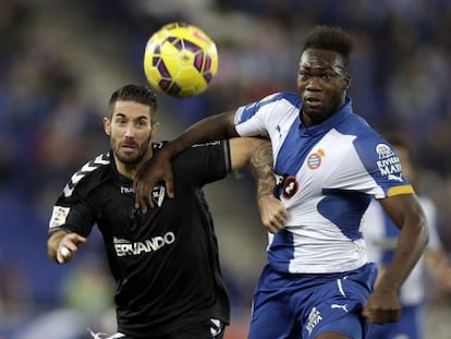 Caicedo disputa el balón con Lillo, en el partido Espanyol-Eibar.