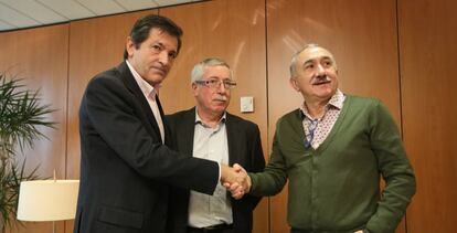 Javier Fernández saluda a Josep Maria Álvarez (UGT). En el centro, Ignacio Fernández Toxo.