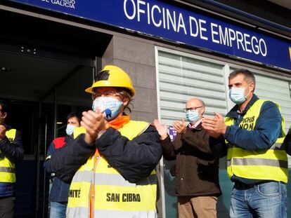 Varios de las decenas de trabajadores de Alcoa San Cibrao que formaron este martes una cola ante las Oficina de Empleo de Burela.