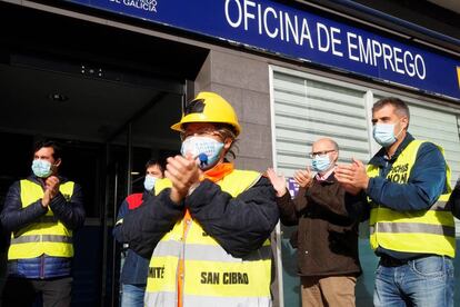 Varios de las decenas de trabajadores de Alcoa San Cibrao que formaron este martes una cola ante las Oficina de Empleo de Burela.