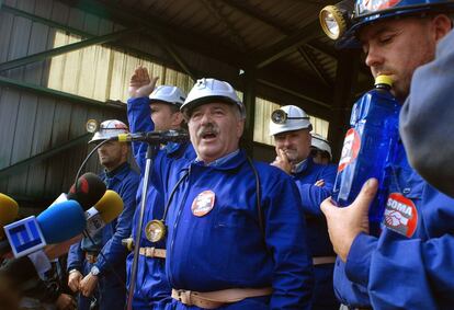 El secretario general del SOMA FIA UGT, José Ángel Fernández Villa, pronuncia un discurso en la mina de La Camocha, tras haber sido desconvocada la huelga que paralizó la explotación durante 11 días y suspendido el encierro de ocho sindicalistas en el interior del pozo, en 2007.