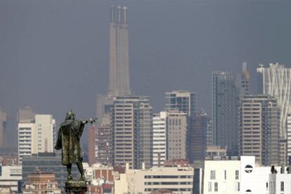 Una densa capa de partículas contaminantes cubrió ayer, un día más, Barcelona y el área metropolitana.