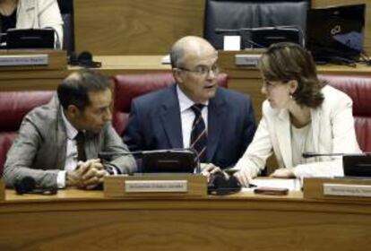 La presidenta del Gobierno foral, Yolanda Barcina; el vicepresidente y portavoz del Ejecutivo foral, Juan Luis Sánchez de Muniáin (i), y el consejero de Presidencia, Justicia e Interior, Javier Morrás (c), durante el Pleno del Parlamento en el que se debate, entre otros asuntos, la interposición de un recurso de inconstitucionalidad contra el Real Decreto Ley de medidas para la estabilidad presupuestaria y el fomento de la competitividad.