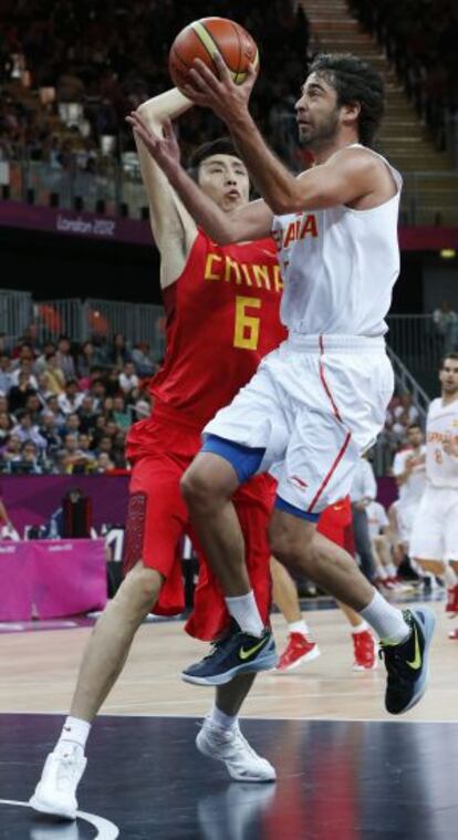 Juan Carlos Navarro entra a canasta.