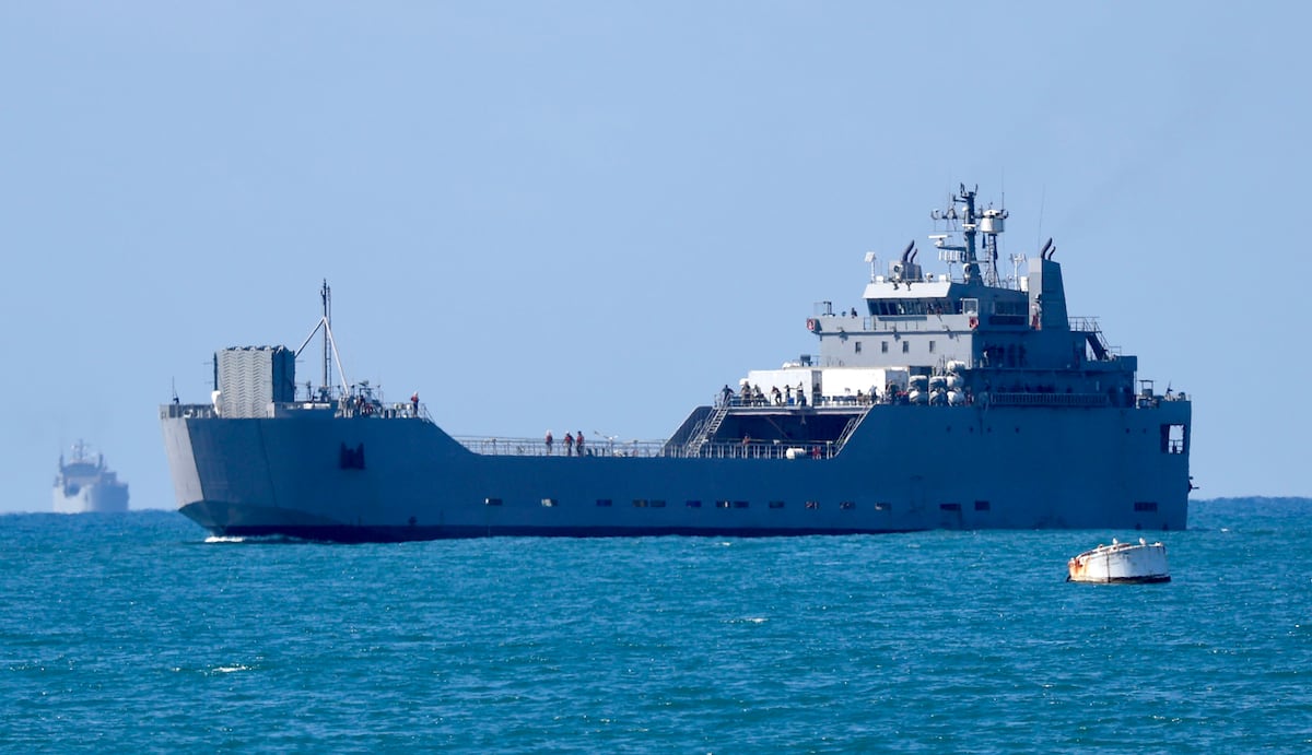 Israel recluye a los más de 400 miembros de la flotilla antes de deportarlos