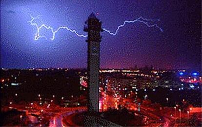 Un fuerte aparato eléctrico iluminó el centro de Valencia en la madrugada de ayer, como se aprecia en la imagen.