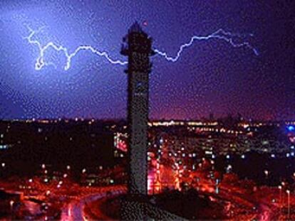Un fuerte aparato eléctrico iluminó el centro de Valencia en la madrugada de ayer, como se aprecia en la imagen.
