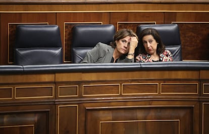 Las ministras de Justicia y de Defensa, Dolores Delgado y Margarita Robles, en el Congreso de los Diputados, en Madrid. El Gobierno en funciones se ha sometido este miércoles a la que ha sido con toda probabilidad la última sesión de control de la legislatura.