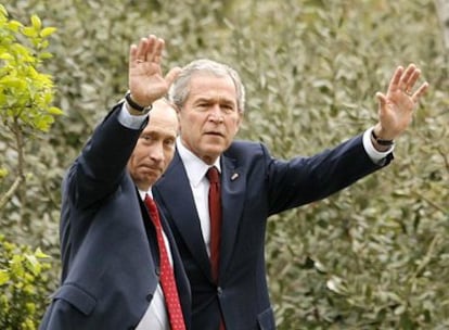 Vladimir Putin y George W. Bush, pasean en la ciudad de Sochi.