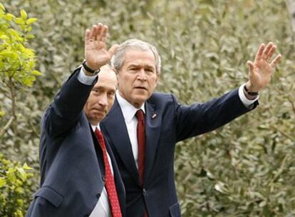 Vladimir Putin y George W. Bush, pasean en la ciudad de Sochi.