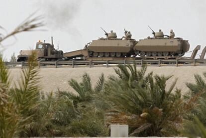 Un camión transporta dos tanques con soldados en Manama.