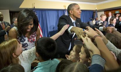 Obama e Michelle cumprimentam crian&ccedil;as e seu familiares da embaixada americana em evento no hotel Melia Habana.