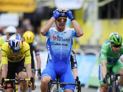 Groenewegen, en el centro, entre Van Aert, de amarillo, y Jakobsen, tras el sprint.