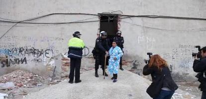 La Policía desaloja, el pasado diciembre, a los vecinos de un edificio en ruina en Alicante.