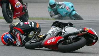 Marco Melandri rueda por el suelo tras su ca¨ªda en Alemania.