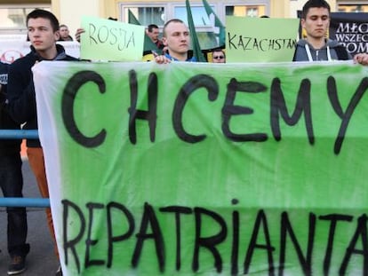 Nacionalistas de extrema derecha protestan frente a un centro de acogida de inmigrantes en Gdansk (Polonia) en mayo de 2019.