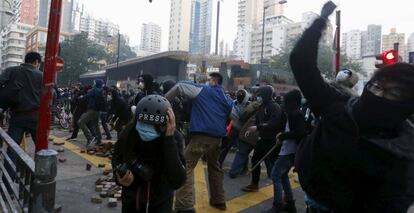 Un periodista se cubre en una protesta en Hong Kong.