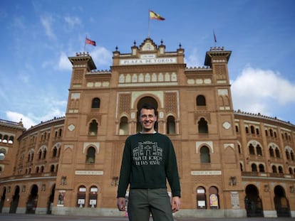 El guía turístico Yoann Meurs, a las afueras de la plaza de toros de Las Ventas, en Madrid.