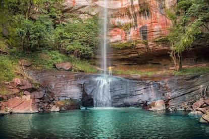 Panorámica del Salto Suizo, cascada de 40 metros altura cerca de Colonia Independencia y Vallarrica, en Paraguay.