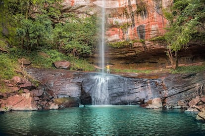 Panorámica del Salto Suizo, cascada de 40 metros altura cerca de Colonia Independencia y Vallarrica, en Paraguay. 