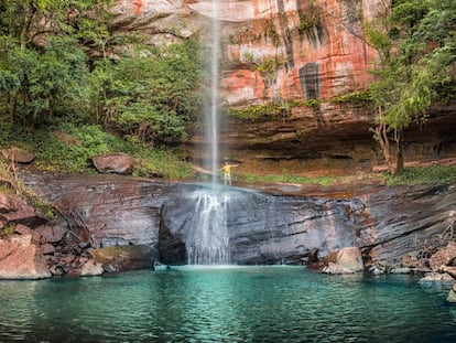 Panorámica del Salto Suizo, cascada de 40 metros altura cerca de Colonia Independencia y Vallarrica, en Paraguay. 