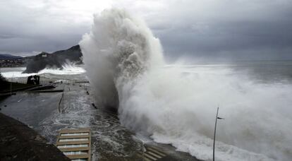 <b>Cierre de varios puentes</b>. En la última semana, varias zonas de la ciudad han sido cerradas al paso de peatones y vehículos ante los avisos de alerta extrema por el viento y el fuerte oleaje. El Ayuntamiento de San Sebastián ha cifrado el coste de los destrozos en 5,5 millones.