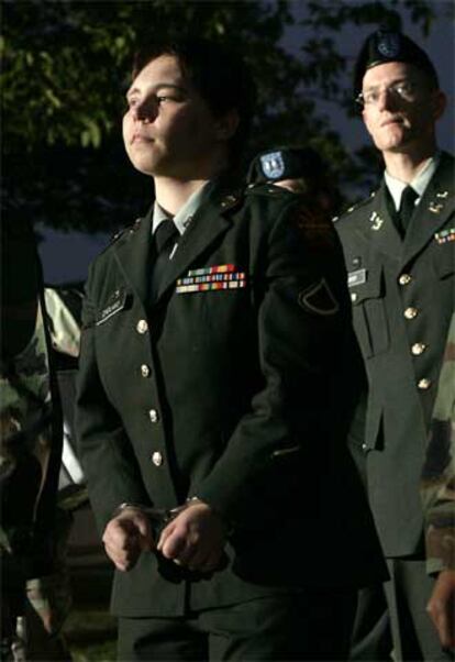 England, esposada, tras escuchar la sentencia en Fort Hood, Tejas.