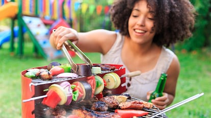 Una chica con una parrilla en un jardín