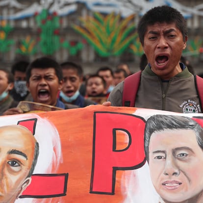 MEX5075. CIUDAD DE MÉXICO (MÉXICO), 26/09/2022.- Activistas, familiares y compañeros de los 43 estudiantes desaparecidos de la Escuela Normal "Isidro Burgos" de Ayotzinapa se manifiestan hoy en Ciudad de México (México). La marcha por el octavo aniversario de los 43 normalistas desaparecidos de Ayotzinapa inició este lunes desde el Ángel de la Independencia hasta llegar al Zócalo de la capital mexicana. "No nos van a callar", aseguraron los padres de los jóvenes. EFE/ Sáshenka Gutiérrez