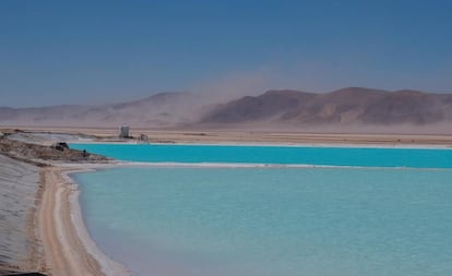 Pileta de evaporación de salmuera para extracción de litio en la minera Sales de Jujuy.