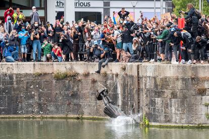 Manifestantes arrojan al agua la estatua de Edward Colston, este domingo en Bristol (Reino Unido).