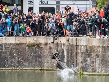 Manifestantes arrojan al agua la estatua de Edward Colston, este domingo en Bristol (Reino Unido).