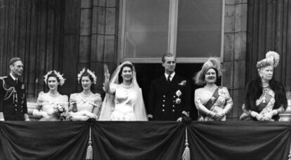 Isabel II, reina de Inglaterra, saluda a la multitud desde el balcón de Buckingham Palace tras la celebración de su enlace con el príncipe Felipe, duque de Edimburgo, el 20 de noviembre de 1947.