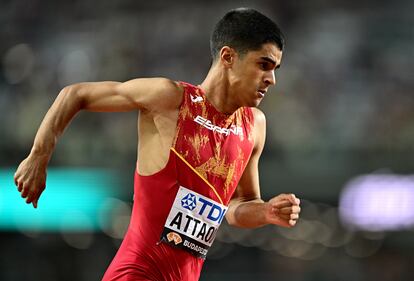 Mohamed Attaoui compite en la semifinal masculina del Campeonato Mundial de Atletismo Budapest, Hungría, el 24 de agosto de 2023.