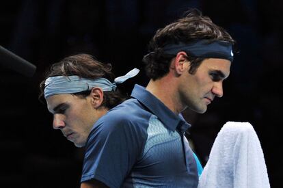 Nadal y Federer se cruzan durante el partido