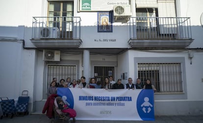 Vecinos de Hinojos (Huelva) protestan en su centro de salud por la ausencia de pediatra desde julio. 