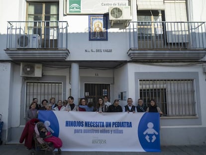 Vecinos de Hinojos (Huelva) protestan en su centro de salud por la ausencia de pediatra desde julio. 