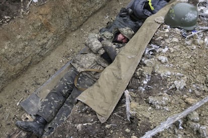 Un hombre de las fuerzas de Ucrania, duerme en su posición, no muy lejos de Debáltsevo, región de Donetsk.