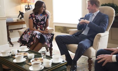 Michelle Obama tomando el té con el príncipe Enrique en Londres en 2015.