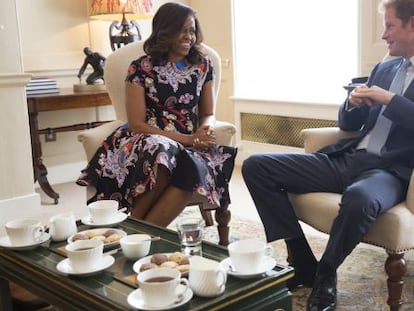 Michelle Obama tomando el té con el príncipe Enrique en Londres en 2015.