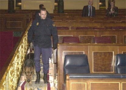 Agentes de la Policía Nacional han rastreado intensamente el Congreso de los Diputados antes de la sesión constitutiva. Las medidas de seguridad han sido máximas en el edificio de la madrileña Carrera de San Jerónimo.