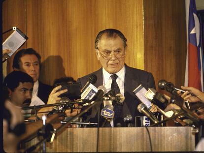Patricio Aylwin da un discurso la noche del plebiscito del 5 de octubre de 1988, en Santiago (Chile).