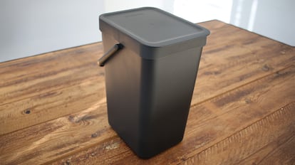 Cubos de basura sobre fondo blanco.