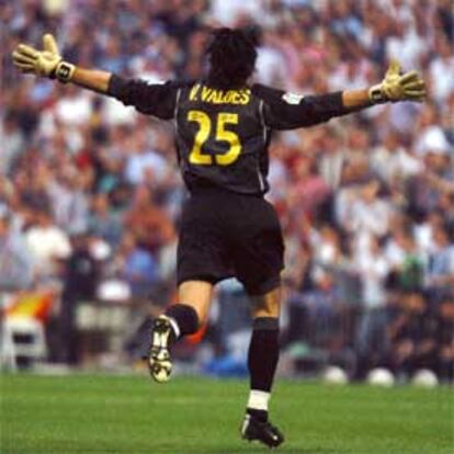 Víctor Valdés corre a celebrar el primer gol del Barça.