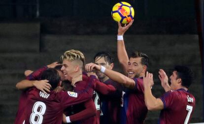 Los jugadores del Eibar celebran un gol.